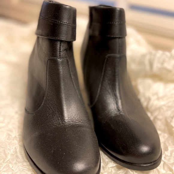Confortisimo black leather cuffed ankle boots.  NWT size 39 - Picture 3 of 9